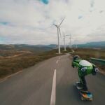 La rider española Alejandra Cárdenas protagoniza un ascenso de altura ‘skateando’ el parque eólico La Magdalena de Iberdrola