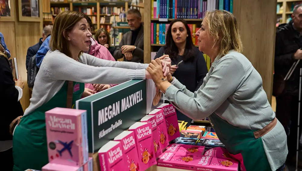 María Martínez y Megan Maxwell participaron ayer en el evento organizado por la editorial Planeta