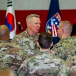 El General Paul LaCamera, comandante de las Fuerzas de EEUU en Corea, transfiere la bandera de las Fuerzas Espaciales de EEUU en Corea al Teniente Coronel Joshua McCullion, comandante de las Fuerzas Espaciales estadounidenses en Corea, durante una ceremonia en la Base Aérea de Osan en Pyeongtaek