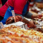 Puesto de pescado y marisco en un mercado de Madrid