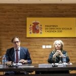 El alcalde de Salamanca, Carlos García Carbayo, interviene en el panel de expertos junto a la directora gerente del Centro de Referencia Estatal de Alzheimer (Crea), Maribel Campo, y la presidenta de Ceafa, Mariló Almagro