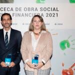 El director de Actividades Sociales de la Fundación Unicaja, Miguel Gil, y María del Mar Molina, miembro del Proyecto Edufinet, posan tras recoger el premio