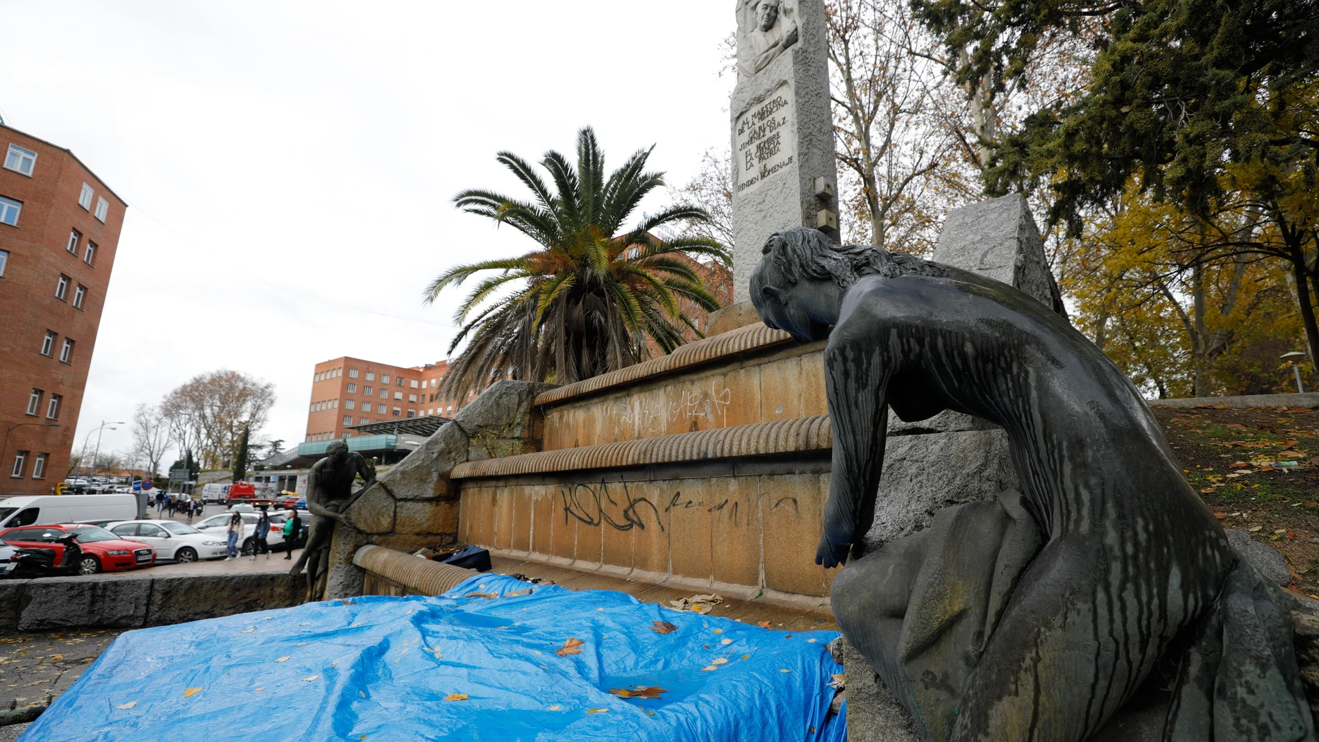 El monumento consta de un monolito de mármol blanco, un busto del insigne médico y, de frente y sobre la fuente, tres figuras femeninas de bronce