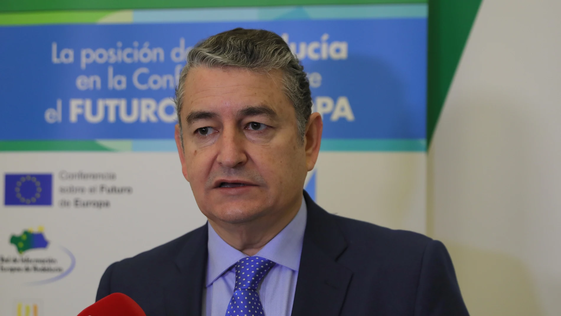 El consejero de la Presidencia, Interior, Diálogo Social y Simplificación Administrativa, Antonio Sanz, atiende a los medios de comunicación momentos antes de la inauguración de la jornada 'Andalucía por el Futuro de Europa' 15/12/2022