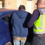 Uno de los detenidos acusados de manipular cuentakilómetros de vehículos para su venta a menor precio.