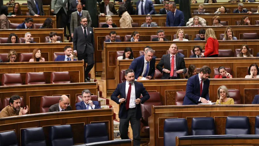 El líder de Vox, Santiago Abascal, durante el pleno extraordinario del Congreso de los Diputados abandona el hemiciclo junto a su Grupo Parlamentario.