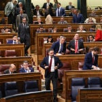 El líder de Vox, Santiago Abascal, durante el pleno extraordinario del Congreso de los Diputados abandona el hemiciclo junto a su Grupo Parlamentario.