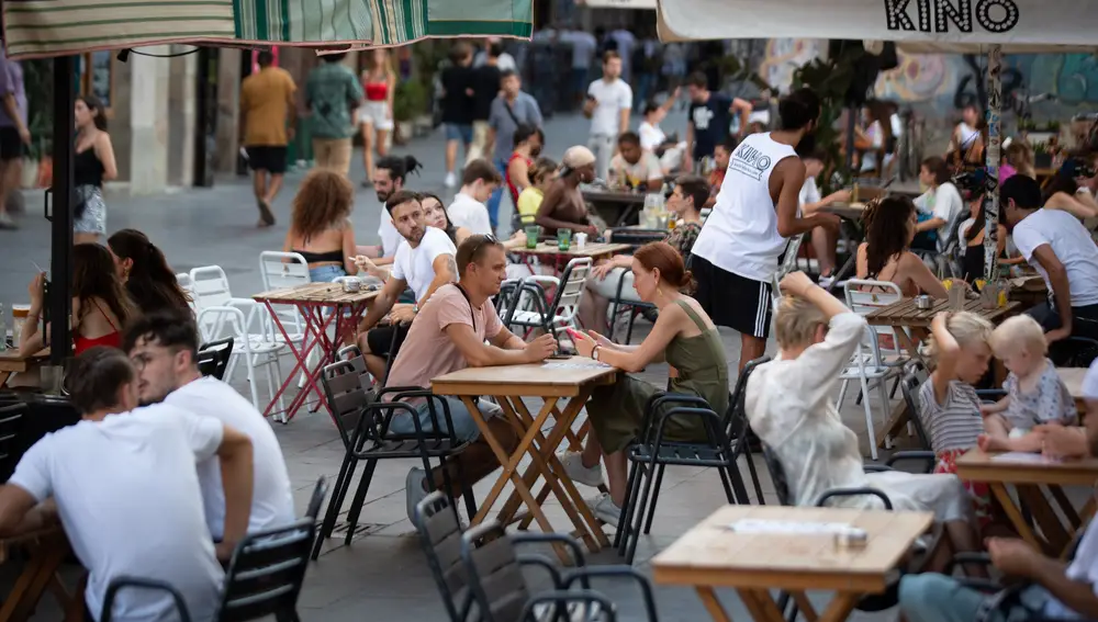 Varias personas sentadas en una terraza