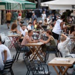 Varias personas sentadas en una terraza 