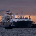 El buque regasificador Hoegh Esperanza atraca en la terminal de GNL de Wilhelmshaven, en Alemania