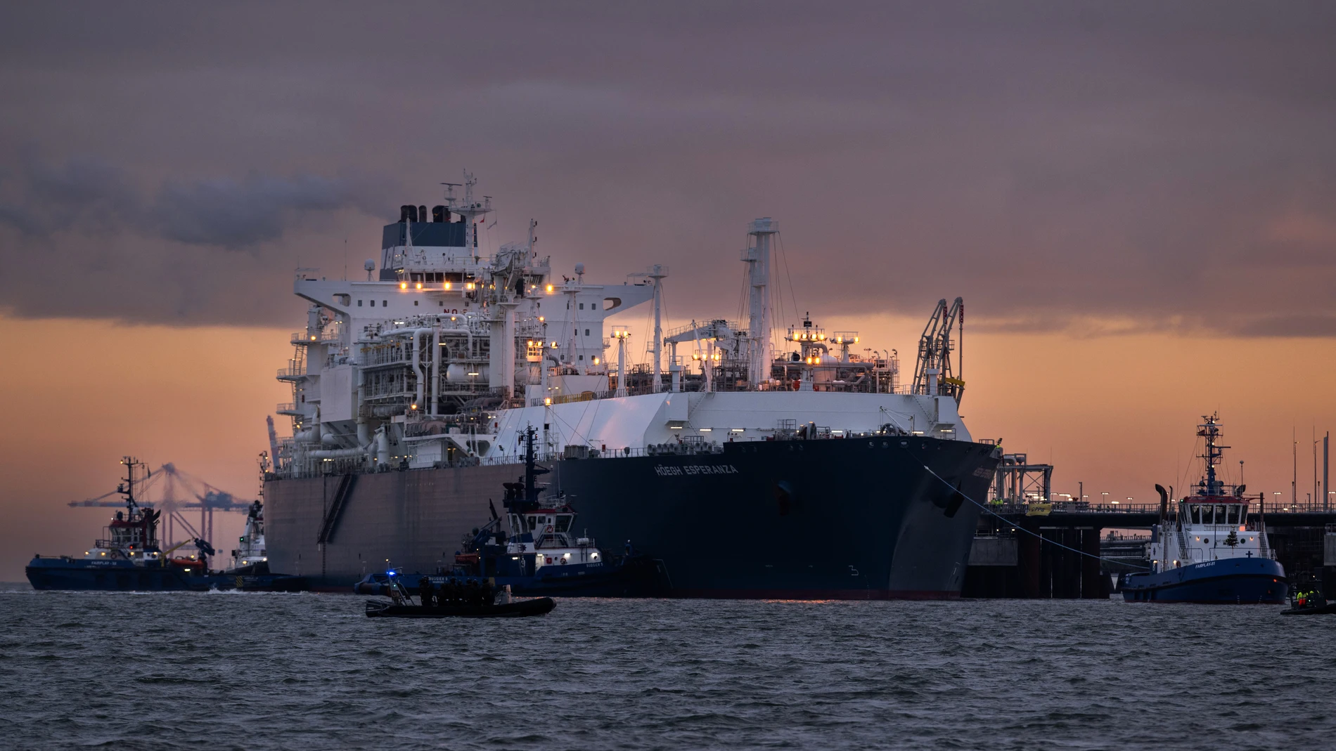 El buque regasificador Hoegh Esperanza atraca en la terminal de GNL de Wilhelmshaven, en Alemania