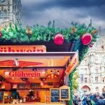 Los mercadillos navideños combinan adornos, artesanía, comida y vino caliente