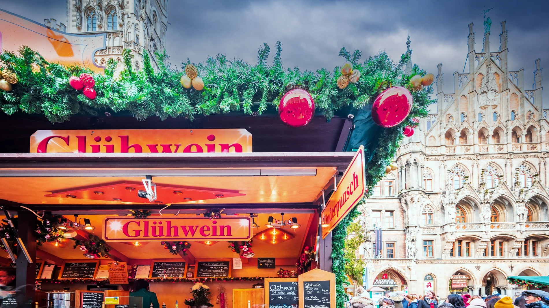 Los mercadillos navideños combinan adornos, artesanía, comida y vino caliente