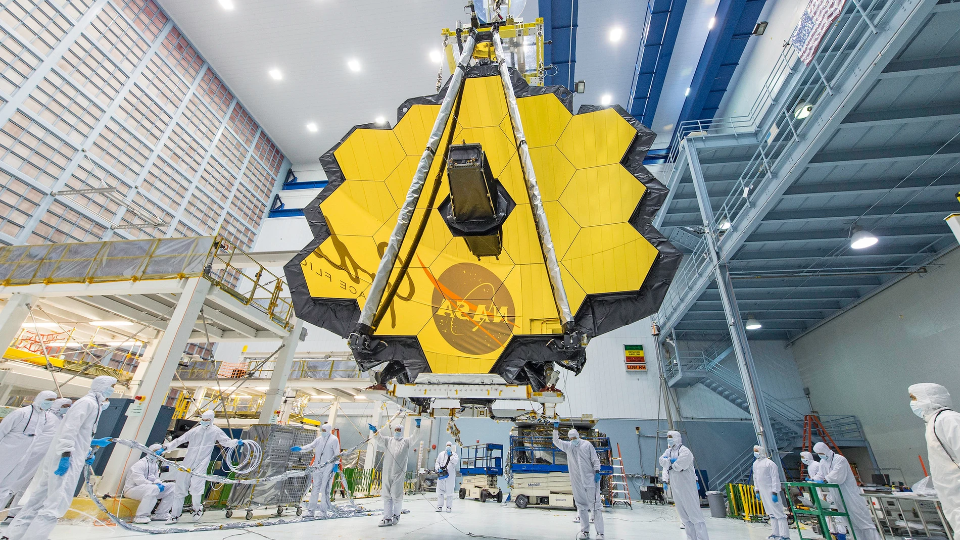 Imagen del espejo del telescopio James Webb en la sala de montaje.