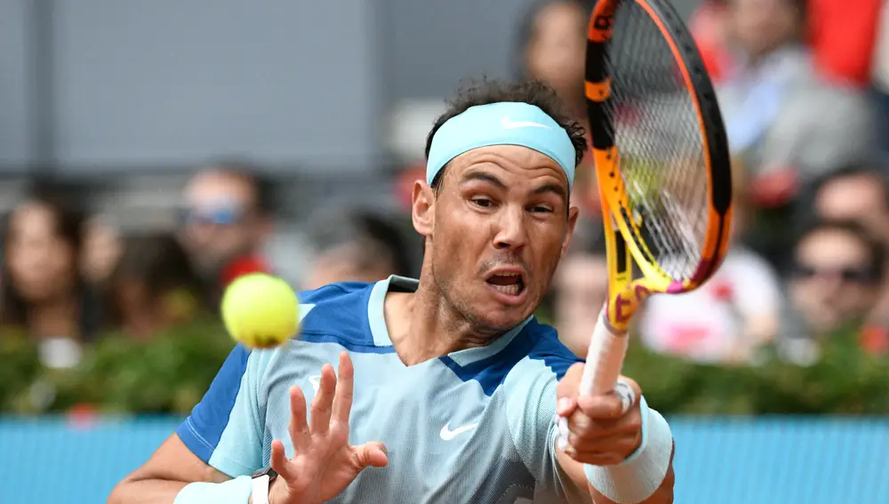 El tenista Rafa Nadal jugando contra Miomir Kecmanovic en el Mutua Madrid Open, a 04 de mayo de 2022, en Madrid (España).