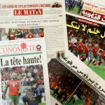 Vista de las portadas de la prensa marroquí este jueves en Rabat tras la eliminación de la selección de Marruecos tras perder ayer por 2-0 ante la selección francesa en las semifinales de la Copa del Mundo de fútbol.