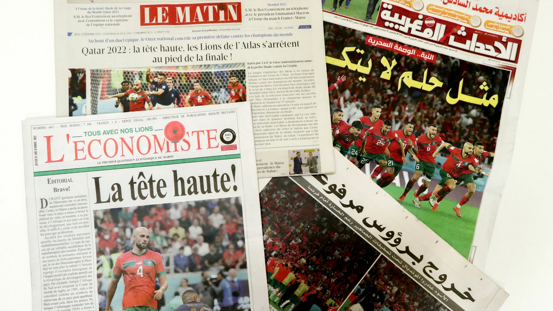 Vista de las portadas de la prensa marroquí este jueves en Rabat tras la eliminación de la selección de Marruecos tras perder ayer por 2-0 ante la selección francesa en las semifinales de la Copa del Mundo de fútbol.