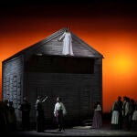 Arriba la soprano Nadine Sierra (Amina), abajo: Roberto Tagliavini (El conde Rodolfo), Xabier Anduaga (Elvino), Rocío Pérez (Lisa) y el coro titular del Teatro Real y bailarines durante el ensayo general con el primer reparto de "La Sonnanbula", de Vincenzo Bellini