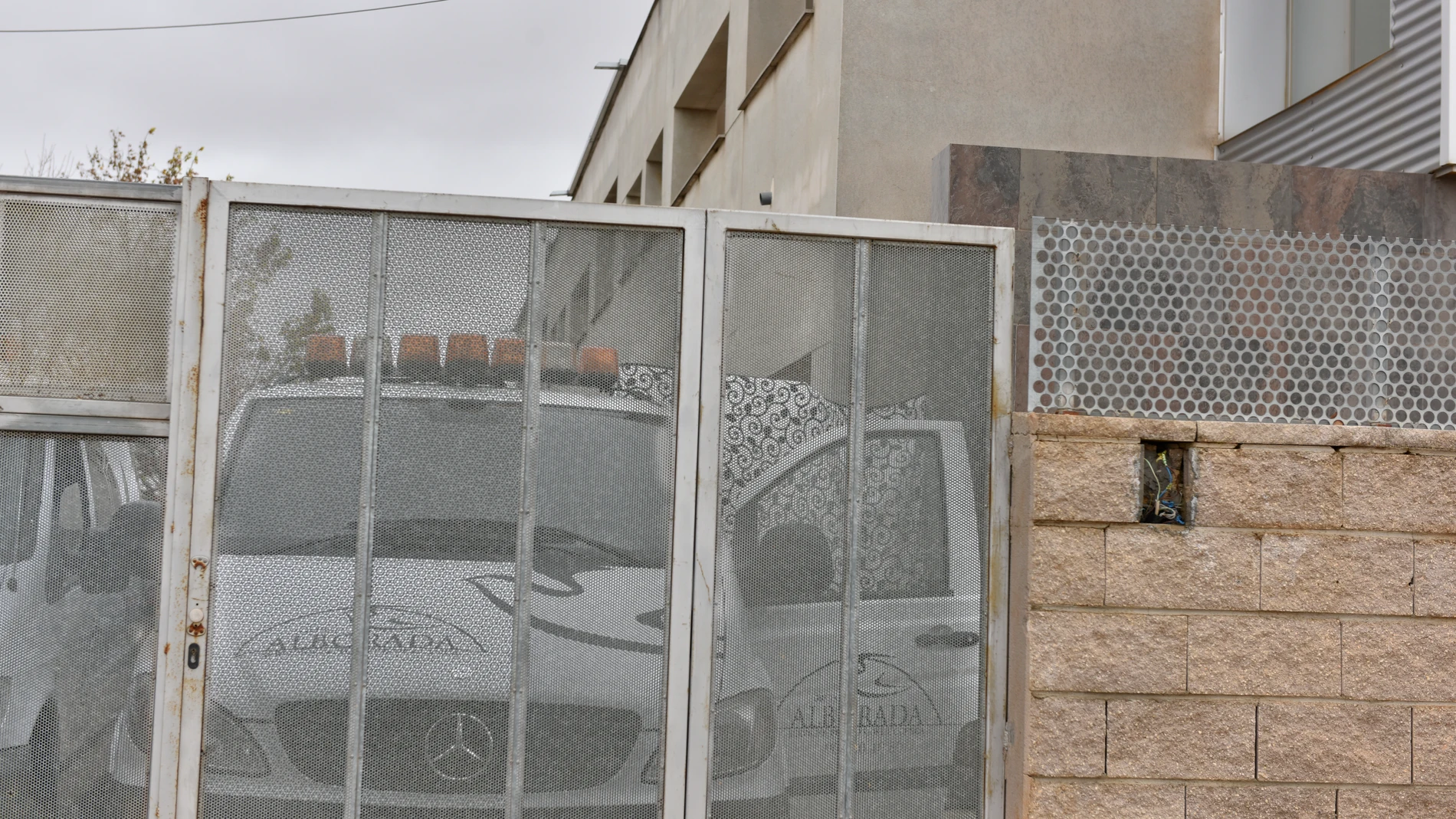 Un vehículo de la funeraria en la entrada del cuartel de la Guardia Civil, donde una mujer, agente del cuerpo, ha matado a sus dos hijas