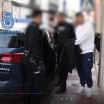 Imagen del detenido, custodiado por la Policía Nacional
