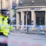 La Policía investiga la zona exterior de la Academia O2 de Brixton donde se produjo un tumulto de multitudes el jueves por la noche