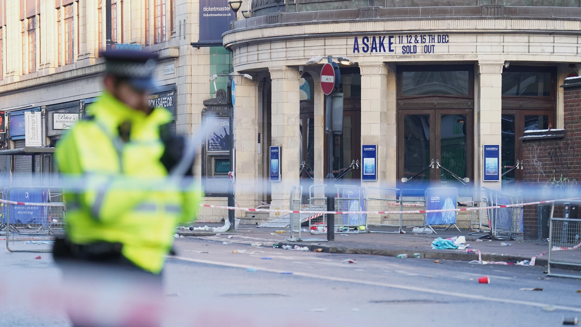 La Policía investiga la zona exterior de la Academia O2 de Brixton donde se produjo un tumulto de multitudes el jueves por la noche