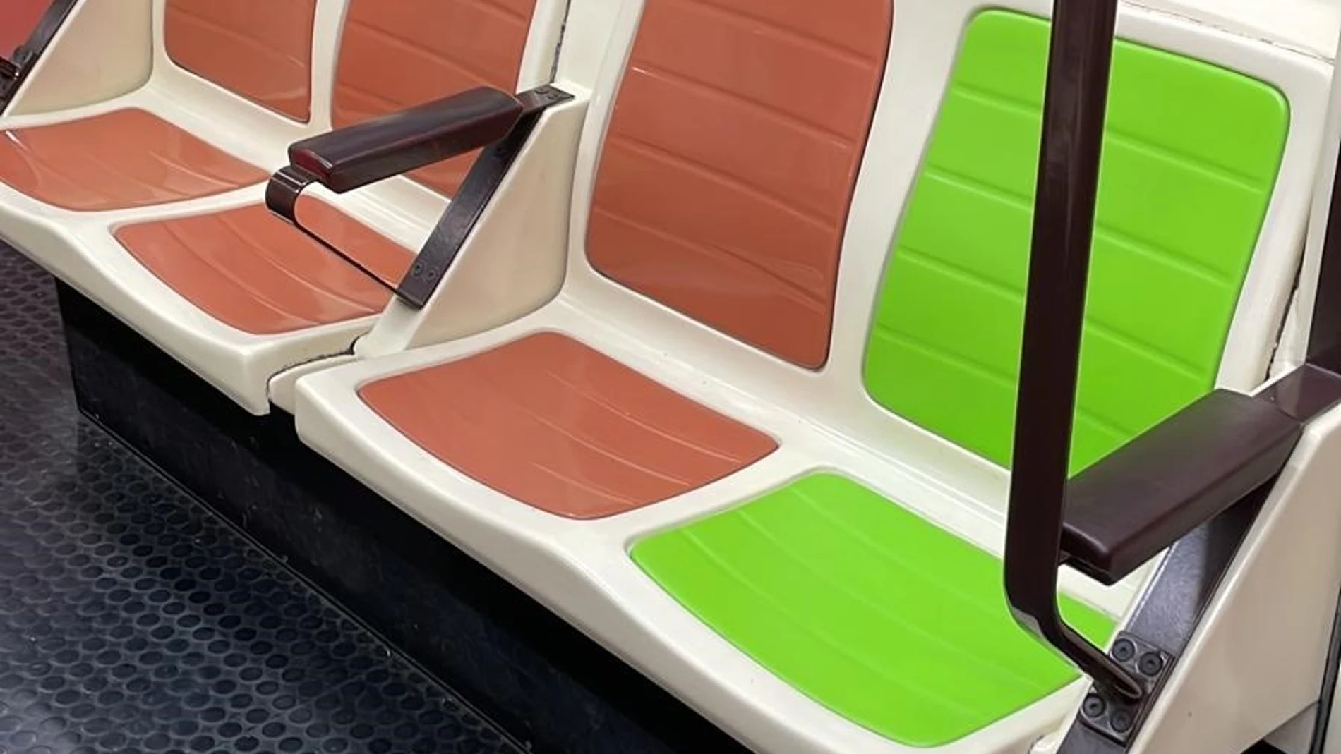 Metro visibiliza con el color verde los asientos reservados para mayores, embarazadas y personas con movilidad reducida