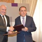 El consejero de la Presidencia, Jesús Julio Carnero, y el presidente de la Diputación de Soria, Benito Serrano, suscriben el convenio