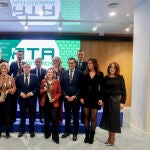 El presidente de ATA, Lorenzo Amor (4i), y la vicepresidenta primera y ministra de Asuntos Económicos y Transformación Digital, Nadia Calviño (4d) posan con los galardonados durante la entrega de los premios 'Autónomo del año' en la sede la CEOE