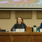 La secretaria general del Partido Popular, Cuca Gamarra (i), interviene en la presentación de la jornada parlamentaria del PP ‘Ley Trans: comparecen los expertos’, en el Congreso de los Diputados