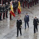 El rey Felipe a su llegada las instalaciones del Tercio de Armada (TEAR) y del Tercio Sur (TERSUR) de la Fuerza de Protección, ambas bajo la dependencia de la Fuerza de Infantería de Marina, este viernes durante la visita realizada para comprobar las capacidades y medios de los que disponen ambas unidades, en la localidad gaditana de San Fernando