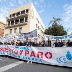 Concentración de regantes del trasvase Tajo-Segura llevada a cabo este viernes ante la sede de la Delegación del Gobierno en Murcia, para protestar por el incremento del caudal ecológico en el río Tajo, lo que afectaría gravemente a los envíos de agua al levante español. EFE/Marcial guillén