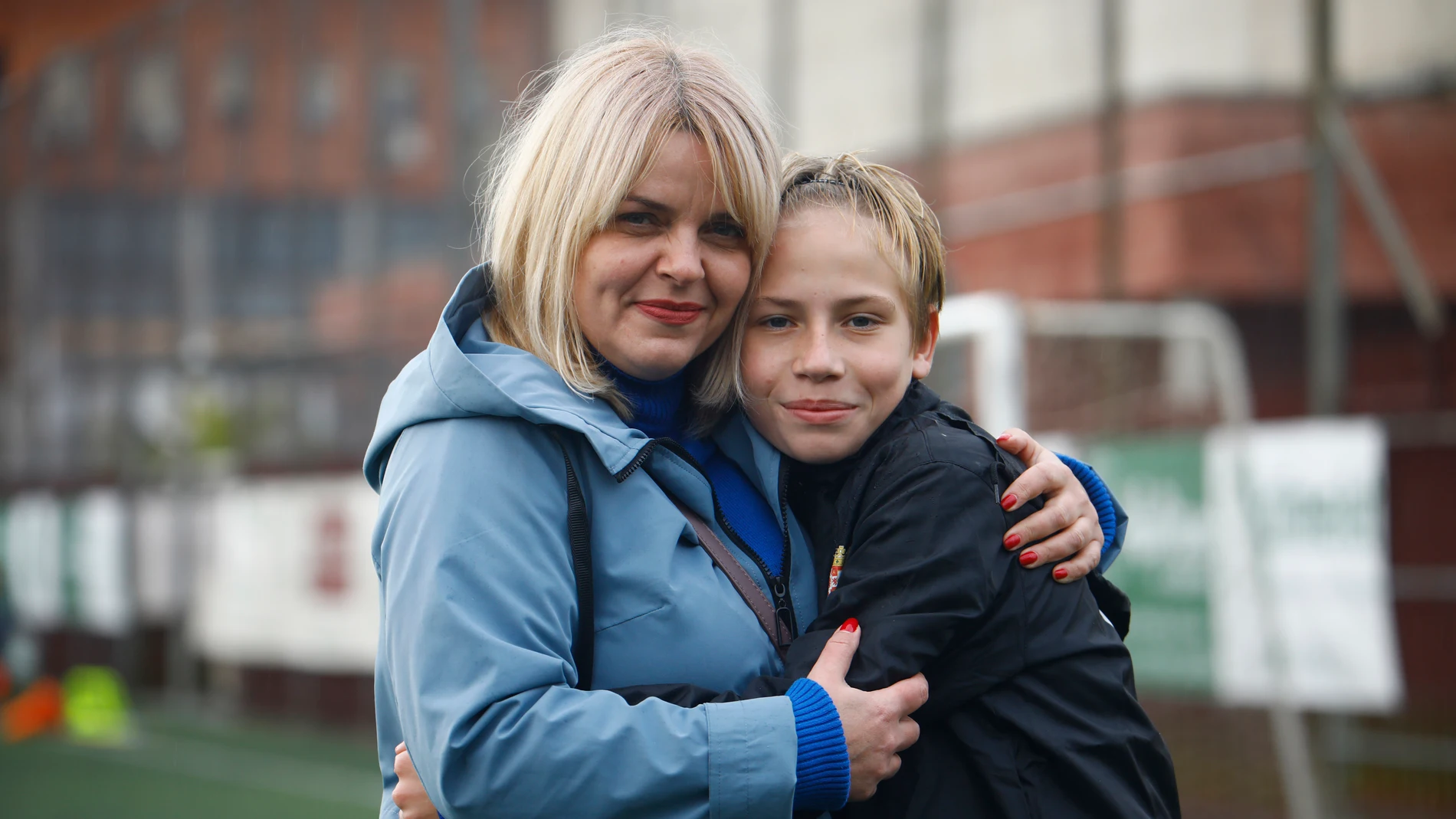 Hace una semana, el joven refugiado ucraniano Oleksandr "Sasha" (d) de 13 años recibió el regalo de su vida al reencontrarse en Córdoba con su madre tras meses separados por la guerra en su país