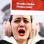 Una mujer se manifiesta en frente de la embajada de Irán este mes de diciembre en Madrid. EFE/ Rodrigo Jiménez