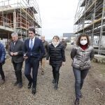 El consejero de Medio Ambiente, Vivienda y Ordenación del Territorio, Juan Carlos Suárez-Quiñones, visita las obras de la promoción de 32 viviendas públicas (VPO) que construye la Junta en Posada del Bierzo