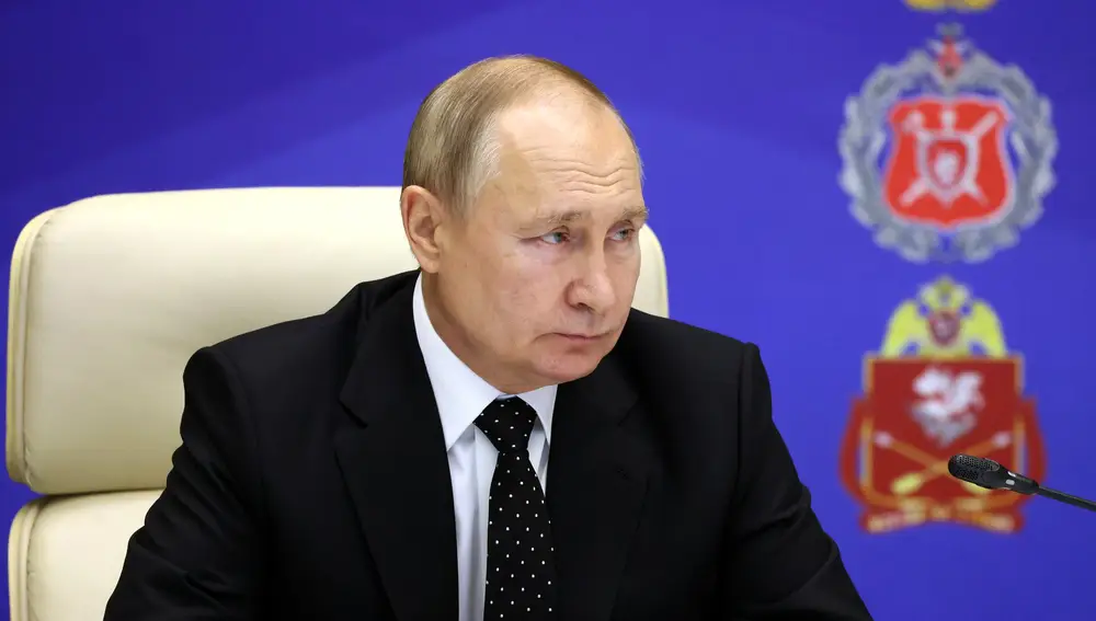El presidente ruso, Vladimir Putin, asiste a una reunión durante una visita al cuartel general conjunto de las fuerzas armadas que participan en la operación militar especial en Ucrania