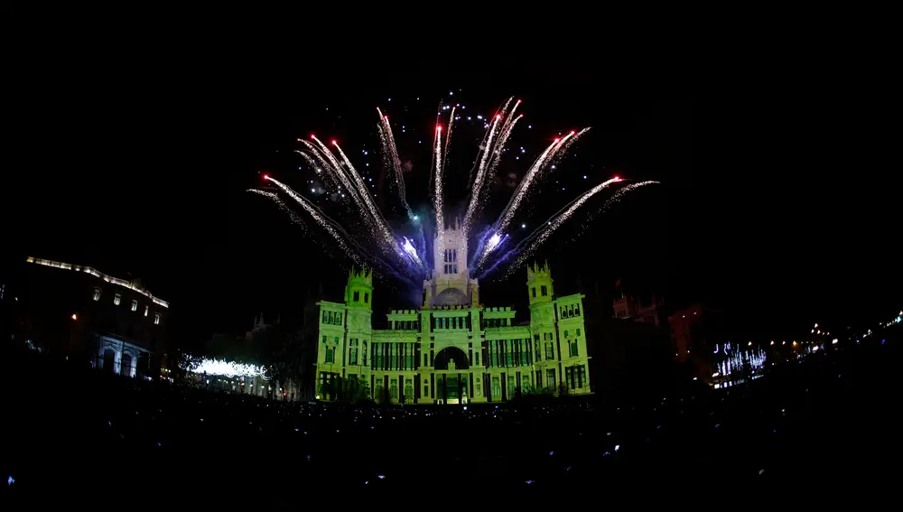 Primera de las proyecciones en videomapping de escenas navideñas sobre la fachada del Ayuntamiento, en la Plaza de Cibeles