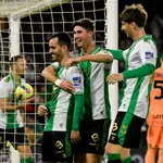 El delantero Juanmi (i), del Betis, celebra con sus compañeros tras marcar un gol durante el partido amistoso disputado entre Real Betis e Inter de Milán, este sábado en el estadio Benito Villamarín de Sevilla