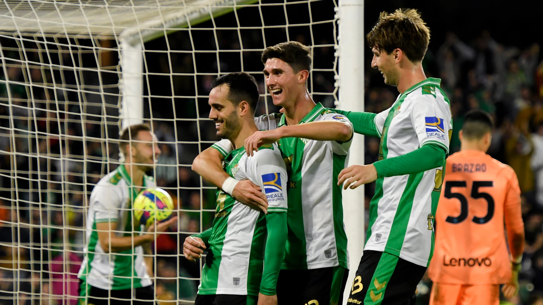 El delantero Juanmi (i), del Betis, celebra con sus compañeros tras marcar un gol durante el partido amistoso disputado entre Real Betis e Inter de Milán, este sábado en el estadio Benito Villamarín de Sevilla