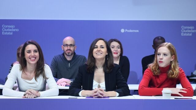 (I-D) La ministra de Igualdad, Irene Montero, la ministra de Derechos Sociales, Ione Belarra, y la secretaria de Organización de Podemos, Lilith Vestrynge