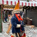 Riga (Letonia). El aroma del vino caliente, los puestos de comida y los músicos sobre un escenario callejero muestran la revitalización de los mercados navideños en los países bálticos, así como su rivalidad sobre quién colocó el primer abeto decorado . EFE/Juris Kaza
