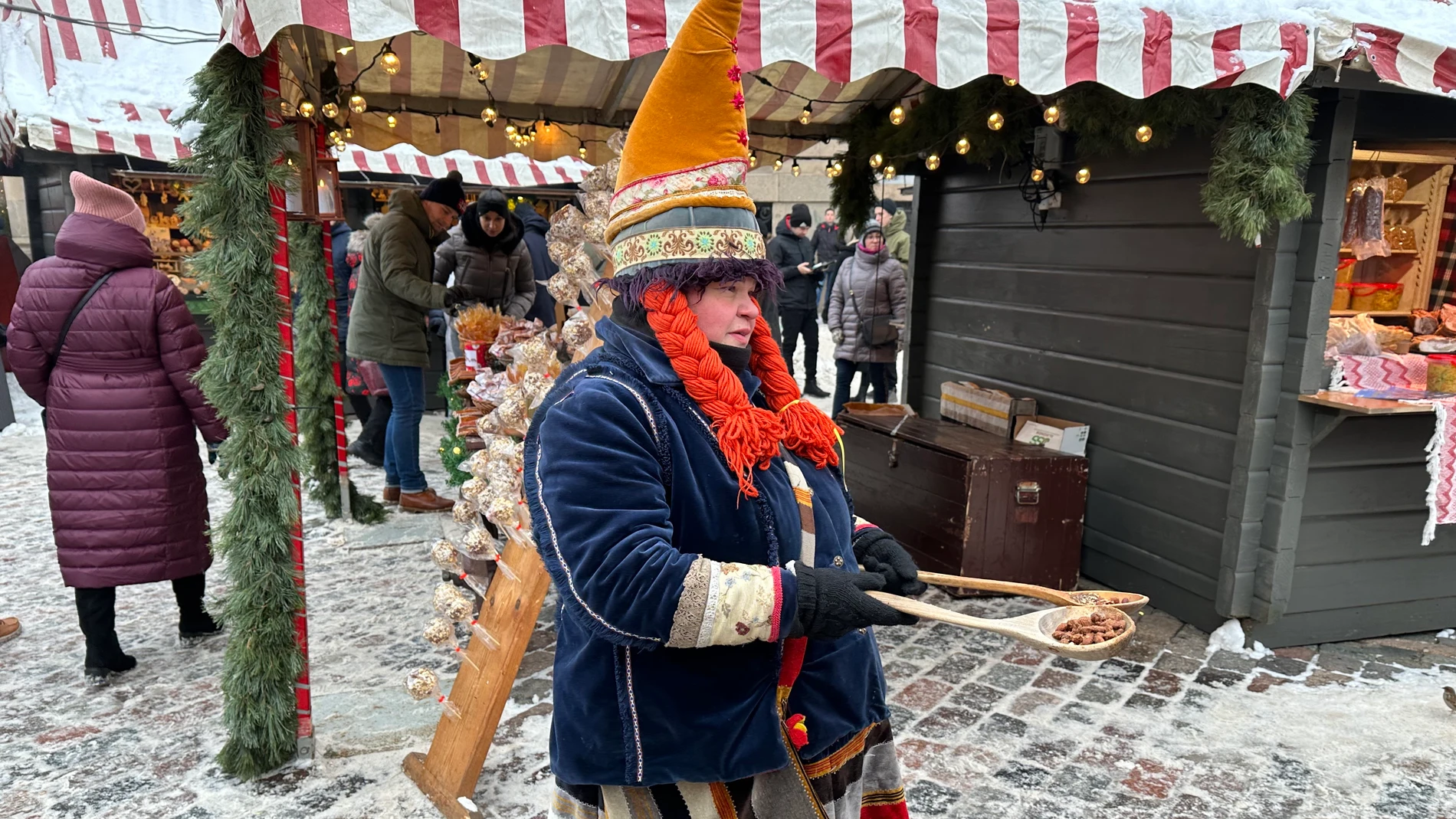 Riga (Letonia). El aroma del vino caliente, los puestos de comida y los músicos sobre un escenario callejero muestran la revitalización de los mercados navideños en los países bálticos, así como su rivalidad sobre quién colocó el primer abeto decorado . EFE/Juris Kaza