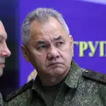 El máximo comandante militar ruso en Ucrania, el general Sergei Surovikin, y el ministro de Defensa ruso, Serguéi Shoigu, asisten a la reunión con el presidente ruso, Vladimir Putin