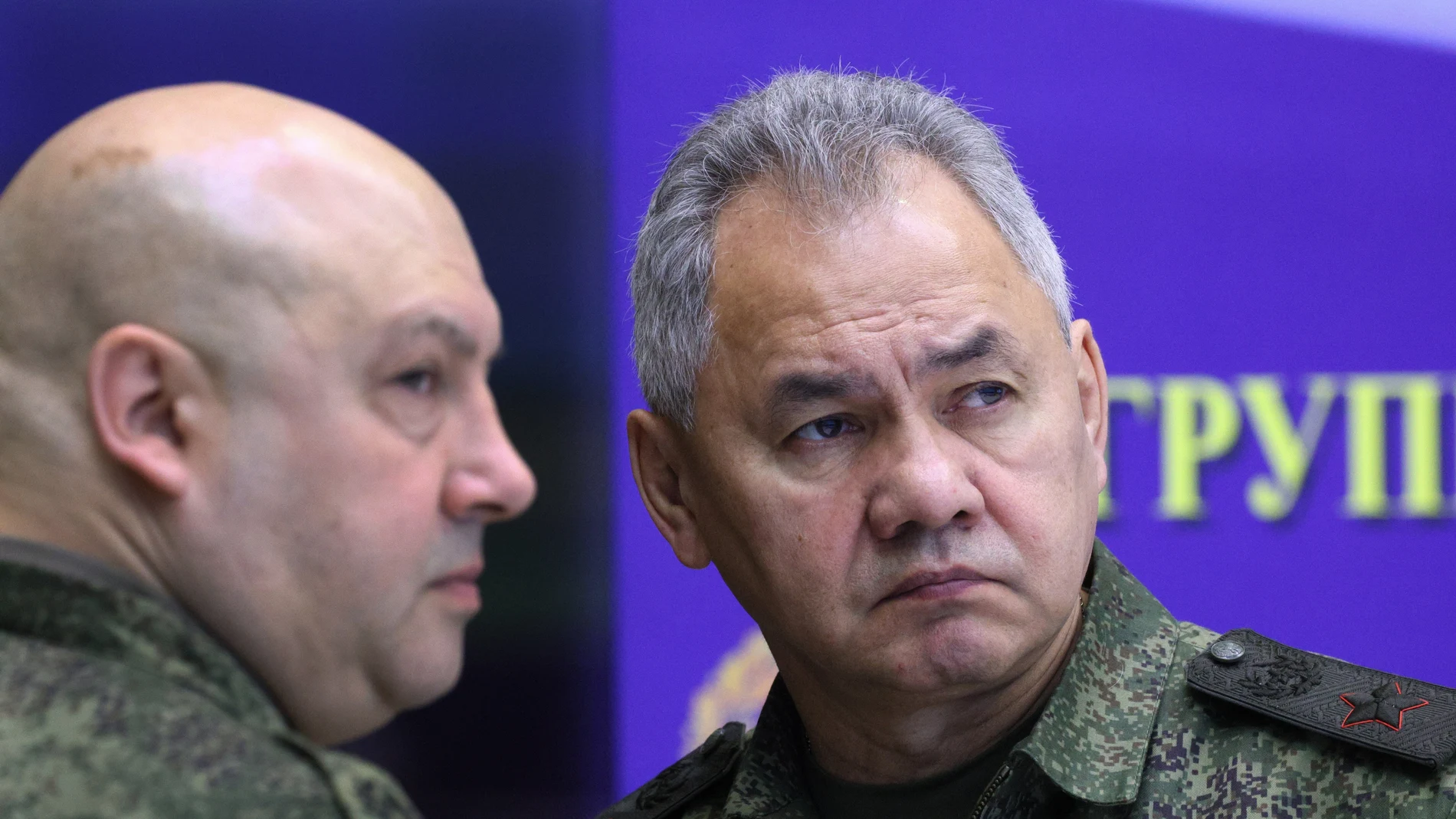 El máximo comandante militar ruso en Ucrania, el general Sergei Surovikin, y el ministro de Defensa ruso, Serguéi Shoigu, asisten a la reunión con el presidente ruso, Vladimir Putin