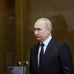 El presidente ruso, Vladimir Putin, escucha al jefe del Estado Mayor ruso, Valery Gerasimov, mientras visita al Estado Mayor conjunto de las tropas que participan en la operación militar de Rusia este sábado