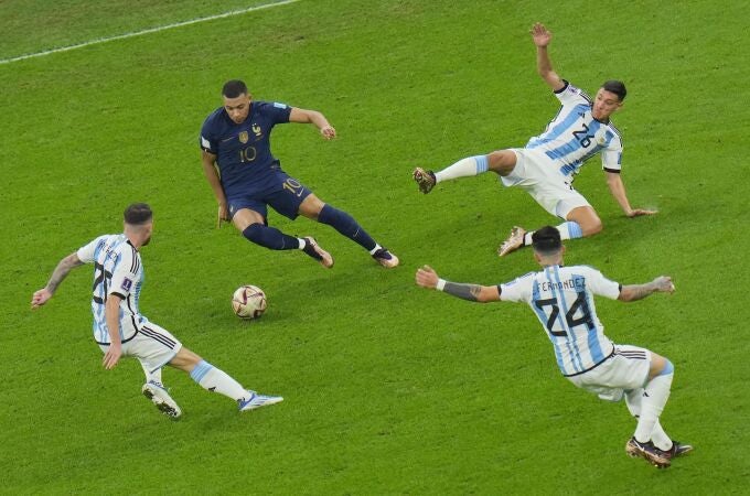 Kylian Mbappe trata de marcharse de tres rivales en la final del Mundial