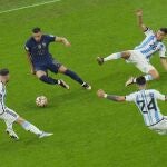 Kylian Mbappe trata de marcharse de tres rivales en la final del Mundial
