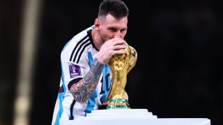 Messi pudo besar esta noche el trofeo Jules Rimet y celebrar al fin su primer Mundial de f&uacute;tbol. Tom Weller/dpa