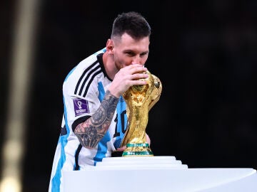 Messi pudo besar esta noche el trofeo Jules Rimet y celebrar al fin su primer Mundial de f&uacute;tbol. Tom Weller/dpa