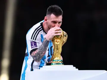 Messi pudo besar esta noche el trofeo Jules Rimet y celebrar al fin su primer Mundial de fútbol. Tom Weller/dpa Messi pudo besar esta noche el trofeo Jules Rimet y celebrar al fin su primer Mundial de fútbol. Tom Weller/dpa